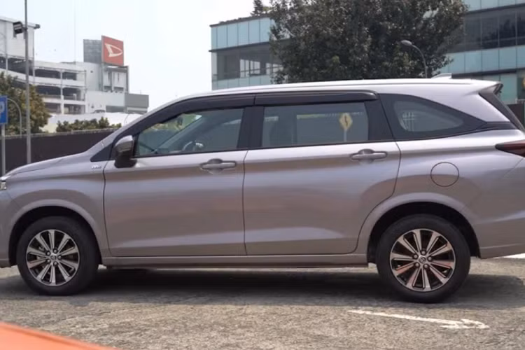 Cả hai mẫu xe Avanza 2022 và Veloz Cross 2022 hứa hẹn sẽ “làm nên chuyện” trong phân khúc MPV 7 chỗ cỡ nhỏ, phân khúc đang được quan tâm nhiều trong những năm vừa qua, phân khúc mà Toyota Việt Nam đã bỏ lỡ với 3 mẫu xe không phù hợp với thị trường. Trong đó Innova có giá quá cao thiếu tính cạnh tranh, Rush mang trang bị và giá bán thiếu cạnh tranh với Xpander và XL7, trong khi Avanza thế hệ cũ bị lu mờ vì thiết kế và trang bị nghèo nàn.