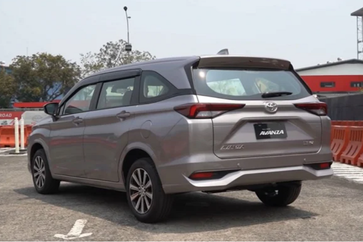 Về trang bị an toàn và hỗ trợ lái, Toyota Avanza 2022 thế hệ mới được trang bị tiêu chuẩn các hệ thống an toàn như loạt phanh ABS, BA và EBD, cân bằng điện tử, khởi hành ngang dốc, cảnh báo thắt dây an toàn, cảm biến hỗ trợ đỗ xe, 6 túi khí. Rất tiếc, gói an toàn và hỗ trợ lái TSS (Toyota Safety Sense) không có trên Avanza 2022 tại thị trường Việt.