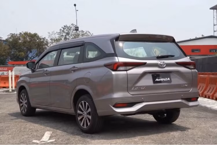 Về trang bị an toàn và hỗ trợ lái, Toyota Avanza 2022 thế hệ mới được trang bị tiêu chuẩn các hệ thống an toàn như loạt phanh ABS, BA và EBD, cân bằng điện tử, khởi hành ngang dốc, cảnh báo thắt dây an toàn, cảm biến hỗ trợ đỗ xe, 6 túi khí. Rất tiếc, gói an toàn và hỗ trợ lái TSS (Toyota Safety Sense) không có trên Avanza 2022 tại thị trường Việt.