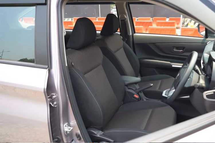 Vô lăng 3 chấu tích hợp đa nút bấm, đề nổ nút bấm Start/Stop. Ghế ngồi bọc Vải phối 2 màu, trang bị phanh tay cơ. Hệ thống điều hoà tự động.