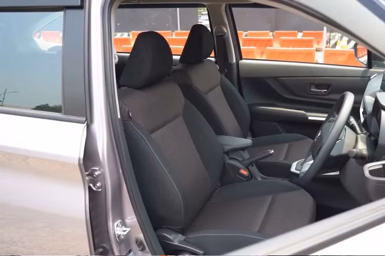 Vô lăng 3 chấu tích hợp đa nút bấm, đề nổ nút bấm Start/Stop. Ghế ngồi bọc Vải phối 2 màu, trang bị phanh tay cơ. Hệ thống điều hoà tự động.