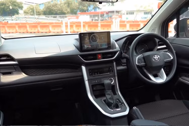 Nội thất Toyota Avanza 2022 thế hệ mới được thiết kế đẹp mắt hơn với bảng táp-lô thiết kế đa tầng. Xe sở hữu một số trang bị hiện đại như đồng hồ hỗ trợ lái kiểu analog, kết hợp với màn hình hiển thị đa thông tin MID kích thước 4,2 inch, màn hình giải trí cỡ lớn kích thước 9 inch hỗ trợ đa kết nối.