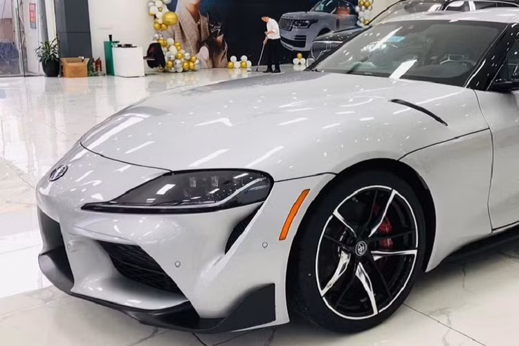 Ngoại thất của Toyota GR Supra có điểm nhấn không chỉ body kit ấn tượng mà còn phải kể đến là đèn pha và đèn hậu LED cá tính, xe có thêm cánh lướt gió trước hầm hố, tùy chọn la-zăng cá tính.