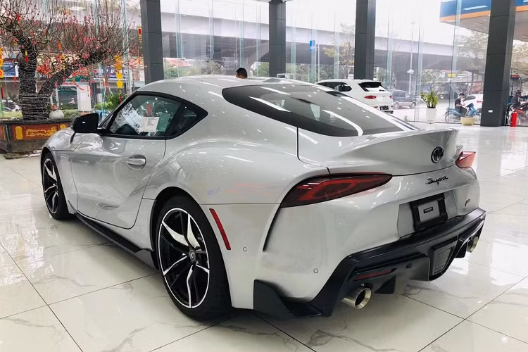Bên trong khoang lái Toyota GR Supra 2020 độc nhất Việt Nam có một số thiết kế từ xe BMW ở nút bấm và cần số hay hệ thống iDrive với núm xoay trên cụm điều khiển trung tâm là đặc trưng của hãng xe sang đến từ Đức. Màn hình cảm ứng của xe là 8,8 inch do thuộc bản Premium.
