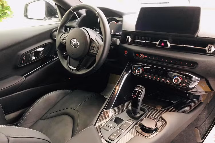 Sức mạnh này của xe Toyota GR Supra 2020 được truyền tới cầu sau thông qua hộp số tự động 8 cấp có tích hợp lẫy chuyển số trên vô lăng, nhờ đó, mẫu xe thể thao này có thể dễ dàng tăng tốc từ vị trí xuất phát lên 96 km/h trong thời gian khoảng 4,1 giây trước khi đạt vận tốc tối đa bị giới hạn 250 km/h.