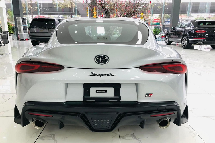 Tuy nhiên hiện tại, chiếc xe thể thao Toyota phiên bản GR Supra 2020 này đã trở về ngoại hình long lanh như lúc mới xuất xưởng và đang được trưng bày trong 1 showroom bán xe sang khá nổi tiếng ở tại Hà Nội, chờ ngày khách đến chốt giao dịch