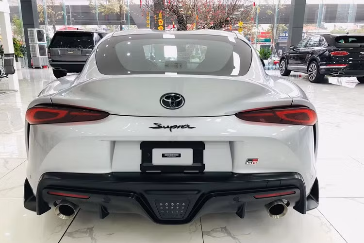 Tuy nhiên hiện tại, chiếc xe thể thao Toyota phiên bản GR Supra 2020 này đã trở về ngoại hình long lanh như lúc mới xuất xưởng và đang được trưng bày trong 1 showroom bán xe sang khá nổi tiếng ở tại Hà Nội, chờ ngày khách đến chốt giao dịch