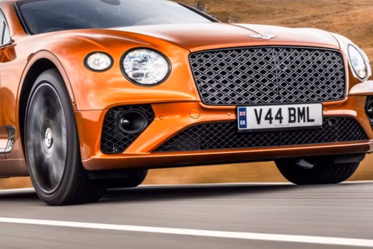 Sức mạnh được truyền tới cả bốn bánh thông qua hộp số ly hợp kép 8 cấp. Mẫu Bentley Continental GT Mulliner 2022 siêu sang có khả năng tăng tốc từ 0-100 km/h trong 3,6 giây (chậm hơn 0,1 giây so với mẫu cũ) và tốc độ tối đa đạt được là 335 km/h.
