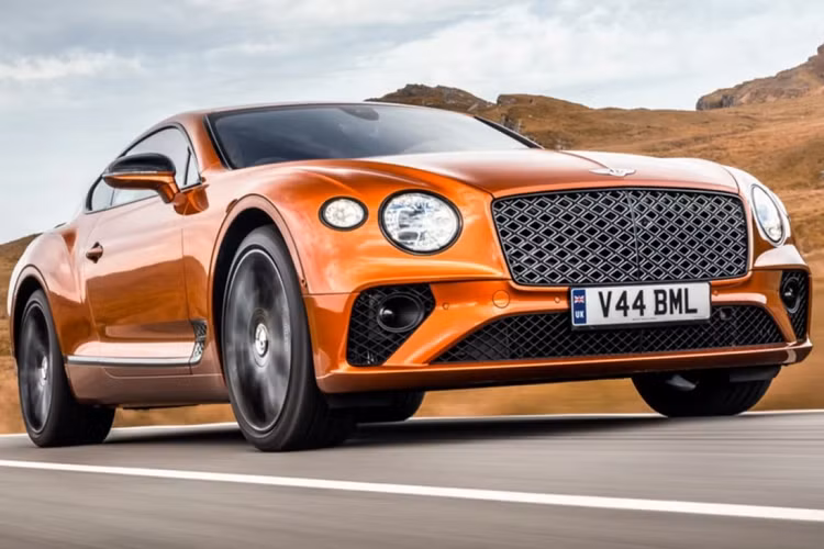 Mẫu Bentley Coupe Continental GT Mulliner 2022 nâng cấp vừa được công bố sẽ sở hữu cấu hình động cơ W12 dung tích 6.0 lít cùng hệ thống đánh lái 4 bánh và vi sai hạn chế trượt điện tử. Dưới nắp capô của Continental GT Mulliner là phiên bản mạnh mẽ nhất của động cơ W12 6.0 lít tăng áp kép tạo ra công suất 650 mã lực, mô-men xoắn 900 Nm.