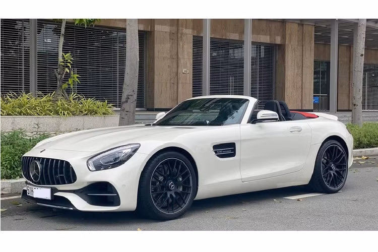 Hiện chưa rõ mức giá xe Mercedes-AMG GT Roadster độc nhất Việt Nam của doanh nhân tại Sài thành mua lại từ Hà Nội bao nhiêu. Chỉ biết rằng, lúc mới về nước, Mercedes-AMG GT Roadster chính hãng có giá bán khoảng 10,4 tỷ đồng.