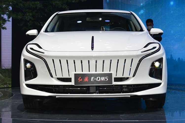 Trong khi đó, ở phiên bản đổi pin, thời gian đổi pin cho xe chỉ rơi vào khoảng 1,5 phút. Cuối cùng là những trang bị an toàn như cảnh báo va chạm phía trước và phanh khẩn cấp tự động...