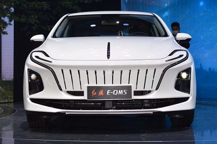 Trong khi đó, ở phiên bản đổi pin, thời gian đổi pin cho xe chỉ rơi vào khoảng 1,5 phút. Cuối cùng là những trang bị an toàn như cảnh báo va chạm phía trước và phanh khẩn cấp tự động...