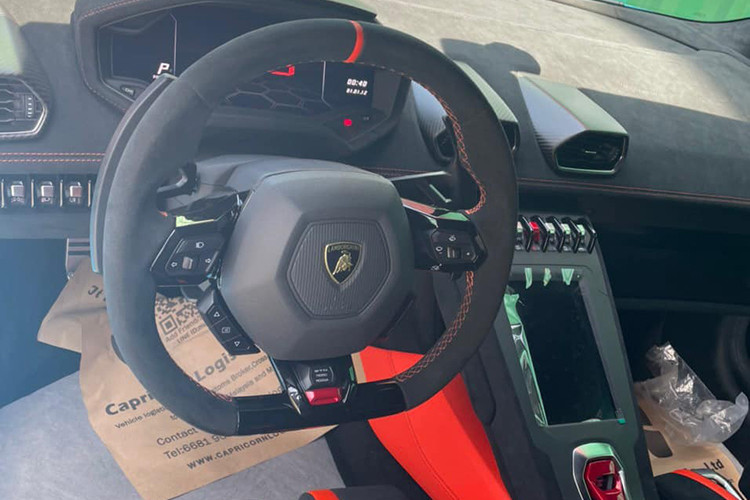 Bên trong chiếc Lamborghini Huracan STO mới về nước có nội thất tông màu đen chủ đạo, đi kèm sọc đỏ nổi bật và nhiều chi tiết bằng sợi carbon. Xe có bảng đồng hồ và màn hình giải trí hoàn toàn mới mang đến trải nghiệm lái cũng như tiện ích ấn tượng hơn cho người sử dụng.