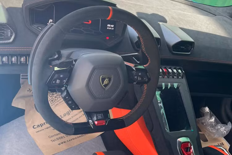 Bên trong chiếc Lamborghini Huracan STO mới về nước có nội thất tông màu đen chủ đạo, đi kèm sọc đỏ nổi bật và nhiều chi tiết bằng sợi carbon. Xe có bảng đồng hồ và màn hình giải trí hoàn toàn mới mang đến trải nghiệm lái cũng như tiện ích ấn tượng hơn cho người sử dụng.