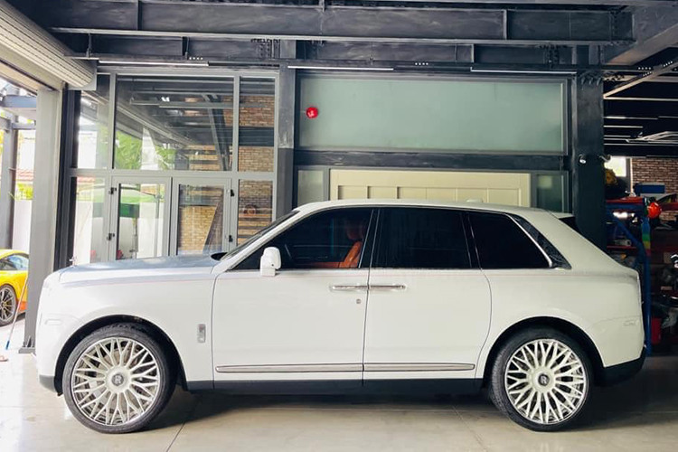 Thông tin ban đầu cho biết, chiếc xe Rolls-Royce Cullinan dù ở với chủ nhân hơn 30 tháng nhưng chỉ mới lăn bánh quãng đường dài hơn 1.800 km, tức trung bình mỗi tháng chiếc SUV siêu sang được chủ nhân cho "nổ máy" khoảng trên 60 km.