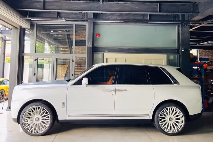 Thông tin ban đầu cho biết, chiếc xe Rolls-Royce Cullinan dù ở với chủ nhân hơn 30 tháng nhưng chỉ mới lăn bánh quãng đường dài hơn 1.800 km, tức trung bình mỗi tháng chiếc SUV siêu sang được chủ nhân cho "nổ máy" khoảng trên 60 km.