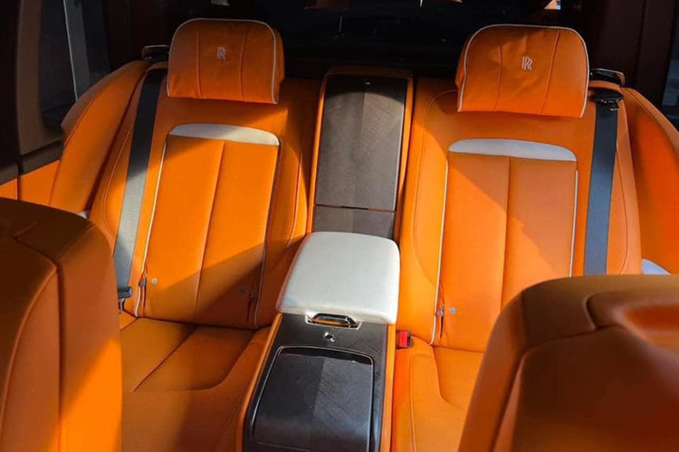 Nguyên bản, chiếc SUV siêu sang Rolls-Royce Cullinan màu trắng đầu tiên ra biển trắng tại Việt Nam có bộ mâm 7 chấu đơn sơn màu tối. Bên hông xe có đường coachline màu cam rất nổi bật và nắp capô màu bạc.