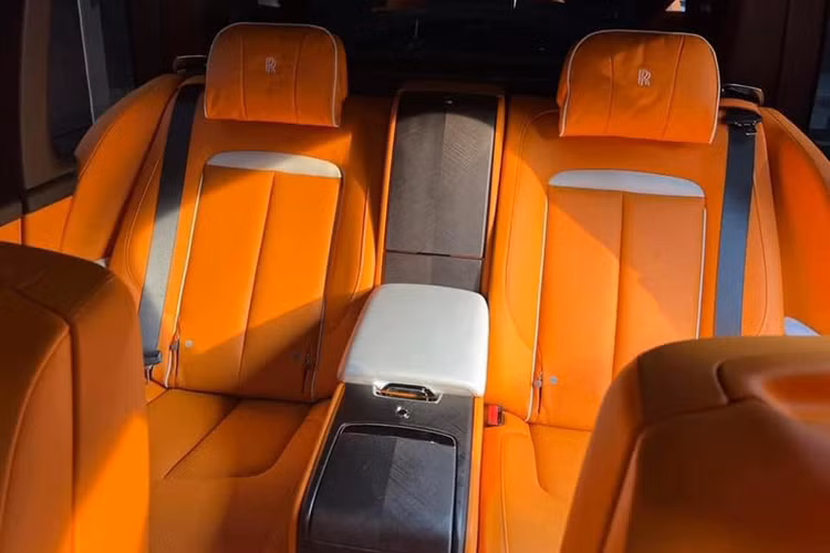 Nguyên bản, chiếc SUV siêu sang Rolls-Royce Cullinan màu trắng đầu tiên ra biển trắng tại Việt Nam có bộ mâm 7 chấu đơn sơn màu tối. Bên hông xe có đường coachline màu cam rất nổi bật và nắp capô màu bạc.