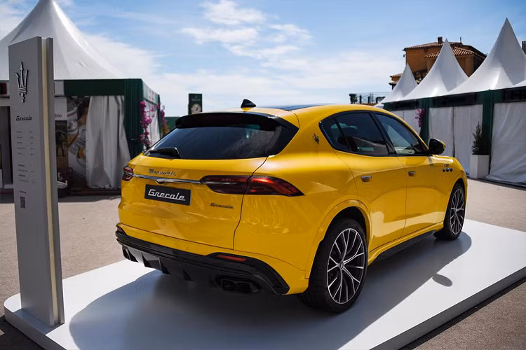 Chiếc Maserati Grecale Trofeo phiên bản trưng bày này được trang bị khối động cơ xăng V6 hiệu suất cao, được tinh chỉnh từ trái tim Nettuno trứ danh trên mẫu xe thể thao NC20 của hãng, với công suất cực đại lên tới 530 mã lực và tập trung đem lại khả năng vận hành tối ưu cũng như đảm bảo êm ái, thoải mái cho những hành khách trong giới siêu giàu.