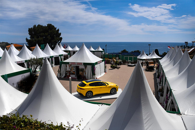 Sắc sơn vàng óng Giallo Corse trên chiếc Grecale được kết hợp giữa màu vàng chanh với một lớp xanh biển để tạo sự nổi bật - hai tông màu chính trong huy hiệu của thành phố Modena miền Trung nước Ý.