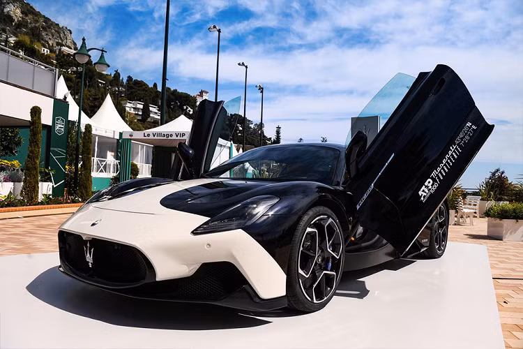 Và sánh vai ngay bên siêu xe Maserati MC20 là một chiếc SUV Grecale Trofeo thế hệ mới, với lớp sơn Giallo Corse cực kỳ nổi bật. Đi kèm với đó là dàn chân cực sexy với bộ vành hợp kim lên tới 21 inch, thiết kế đa chấu đem lại sự cứng cáp, hiện đại. Phía sau xe là bộ đôi ống xả kép thể thao được chia đều hai bên, kèm theo bộ cản trước - sau và vè babole được làm từ vật liệu sơi carbon, càng tô đậm dáng vẻ thể thao của chiếc xe gầm cao Italia.