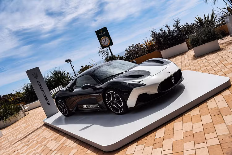 Ngoài bộ đôi MC20 hay Grecale Trofeo, Maserati còn xuất hiện tại giải đấu quần vợt này dưới tư cách là nhà tài trợ chính thức, cung cấp đội xe chuyên dụng dành cho các cầu thủ và khách mời di chuyển giữa các địa điểm thi đấu.