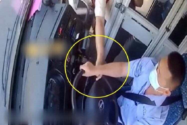 Ba lao lam can tren xe buyt gay nguy hiem, dan mang noi gian