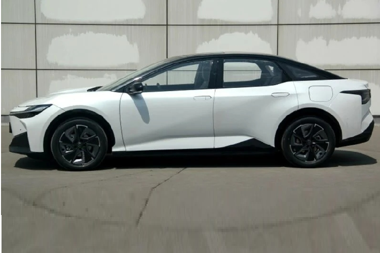Dự kiến, mẫu sedan chạy điện Toyota bZ3 hoàn toàn mới sẽ ra mắt công chúng tại Triển lãm ôtô Quảng Châu vào tháng 11 năm nay và được bán ra thị trường Trung Quốc ngay sau đó.