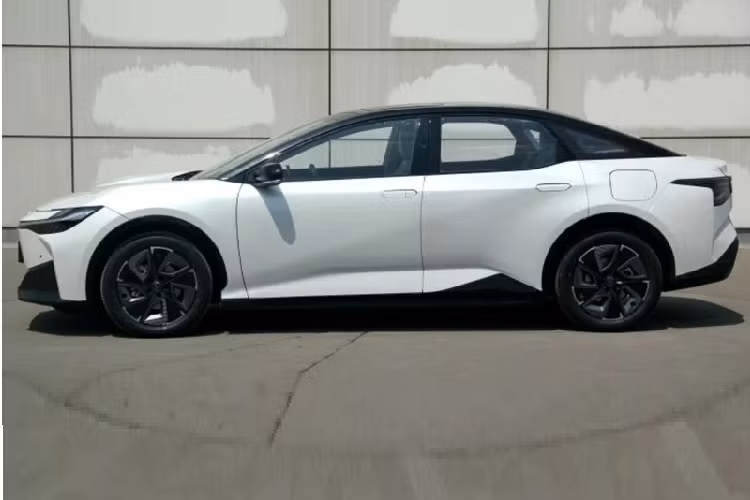 Dự kiến, mẫu sedan chạy điện Toyota bZ3 hoàn toàn mới sẽ ra mắt công chúng tại Triển lãm ôtô Quảng Châu vào tháng 11 năm nay và được bán ra thị trường Trung Quốc ngay sau đó.