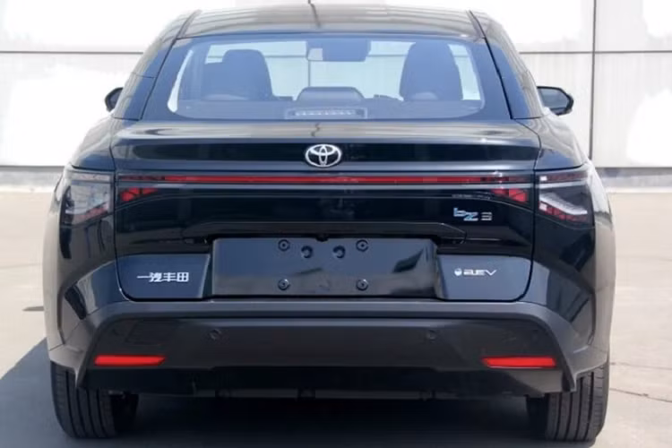 Theo Car News China, Toyota bZ3 có kích thước dài 4.725 mm, rộng 1.835 mm và cao 1.475 mm với chiều dài cơ sở 2.880 mm, trọng lượng 1.835 kg. Xe mang trên mình thiết kế đi trước thời đại với những đường gân sắc sảo xuất hiện khắp nơi.