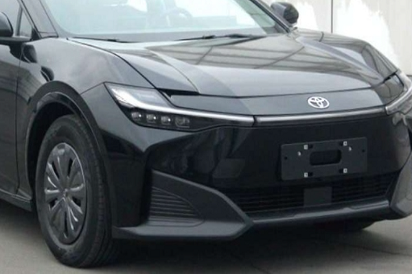Được chế tạo tại nhà máy liên doanh FAW-Toyota, Toyota bZ3 2023 chạy điện có vẻ là phiên bản sản xuất của mẫu xe concept bZ SDN - nằm trong loạt xe điện mà Toyota công bố vào năm ngoái, cũng chính là một phần trong kế hoạch đạt doanh số 3,5 triệu xe điện vào năm 2030.