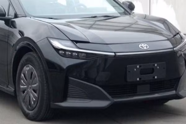 Được chế tạo tại nhà máy liên doanh FAW-Toyota, Toyota bZ3 2023 chạy điện có vẻ là phiên bản sản xuất của mẫu xe concept bZ SDN - nằm trong loạt xe điện mà Toyota công bố vào năm ngoái, cũng chính là một phần trong kế hoạch đạt doanh số 3,5 triệu xe điện vào năm 2030.