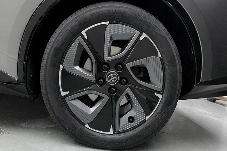 Toyota bZ3 EV sử dụng dẫn động cầu sau và xe có 2 phiên bản sức mạnh, gồm bản cơ sở mạnh 183 mã lực và bản cao hơn mạnh 244 mã lực, cả 2 đều có tốc độ tối đa 160 km/h và được trang bị pin BYD Blade (Trung Quốc).