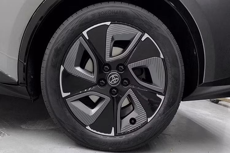 Toyota bZ3 EV sử dụng dẫn động cầu sau và xe có 2 phiên bản sức mạnh, gồm bản cơ sở mạnh 183 mã lực và bản cao hơn mạnh 244 mã lực, cả 2 đều có tốc độ tối đa 160 km/h và được trang bị pin BYD Blade (Trung Quốc).