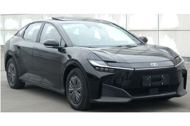 Mới đây, Bộ Công nghiệp và Công nghệ Thông tin Trung Quốc (MIIT) vừa công bố hình ảnh của một mẫu sedan chạy điện có tên gọi Toyota bZ3 2023 mới. Mẫu xe này sẽ được bán độc quyền tại thị trường Trung Quốc vào cuối năm nay.