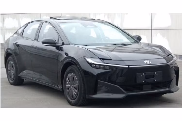 Mới đây, Bộ Công nghiệp và Công nghệ Thông tin Trung Quốc (MIIT) vừa công bố hình ảnh của một mẫu sedan chạy điện có tên gọi Toyota bZ3 2023 mới. Mẫu xe này sẽ được bán độc quyền tại thị trường Trung Quốc vào cuối năm nay.