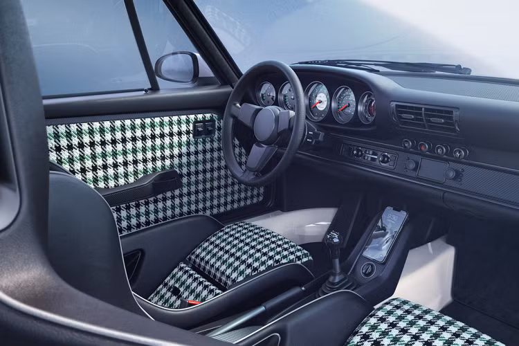 Xe được trang bị hệ thống phanh dành riêng cho phiên bản Turbo với công suất nâng cao, trang bị thêm tính năng ABS và kiểm soát độ bám đường làm tăng khả năng vận hành của xe.