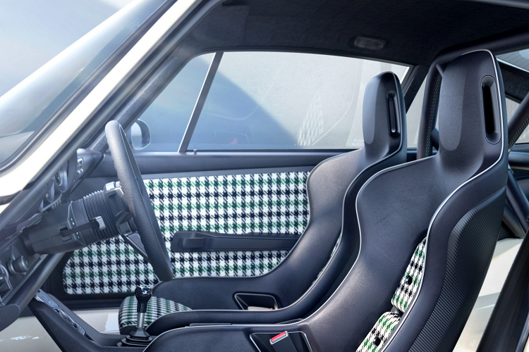 Thương hiệu cũng đã đồng thời chế tạo lại tất cả những chi tiết liên quan đến truyền động, đảm bảo cho mẫu xe thể thao Đức có thể hoạt động một cách trơn tru.