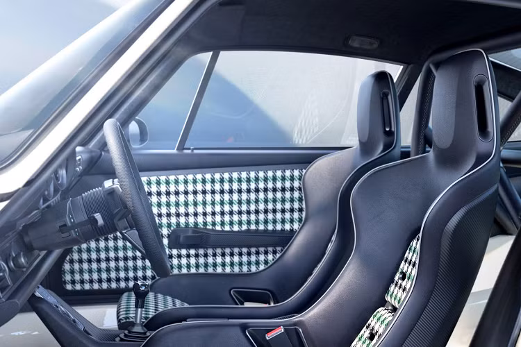 Thương hiệu cũng đã đồng thời chế tạo lại tất cả những chi tiết liên quan đến truyền động, đảm bảo cho mẫu xe thể thao Đức có thể hoạt động một cách trơn tru.