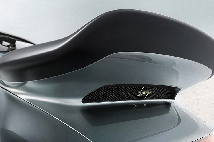 Các phiên bản Porsche 911 Turbo từ Singer sẽ được tinh chỉnh với mức công suất tùy theo yêu cầu khách hàng, phiên bản thấp nhận có sức mạnh 450 mã lực. Chiếc 911 Turbo lần này đã được thương hiệu nâng cấp mức công suất lên tổng cộng 510 mã lực. Người mua cũng có thể lựa chọn trang bị hệ dẫn động cầu sau hoặc hệ dẫn động bốn bánh, đồng thời họ cũng có thể lựa chọn trang bị hộp số sàn nếu thích.