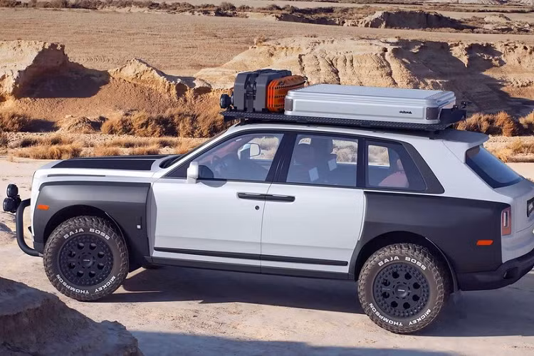 Chiếc Rolls-Royce Cullinan độ off-road này có lắp đặt một thanh cản va lớn với tổng cộng 6 đèn chiếu sáng gắn trên nó. Các tấm chắn bùn phía trước đều được độ riêng để có thể tích hợp một ống thở đẹp mắt, đặt điểm hút gió ngay phía trên nóc xe. Giá đỡ trên nóc xe có thêm 4 đèn phụ và chở theo các thiết bị hữu ích như ván giải cứu bánh xe, một chiếc xẻng, và các can nhiên liệu.