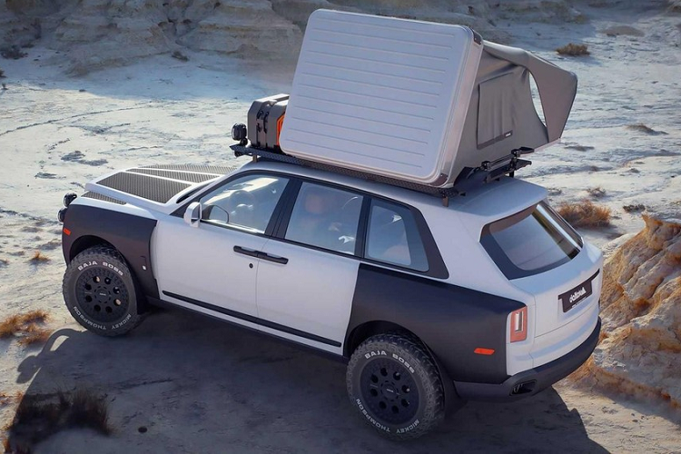 Ngoài ra, trên giá đỡ còn có một cái lều, vì vậy chủ xe có thể tận hưởng một đêm ngủ trên chiếc Cullinan của mình. Không dễ nhìn thấy trong các bức cảnh ở đây, nhưng chiếc xe cũng được bổ sung thêm nhiều tấm bảo vệ dưới gầm dành cho những phụ tùng máy móc quan trọng,