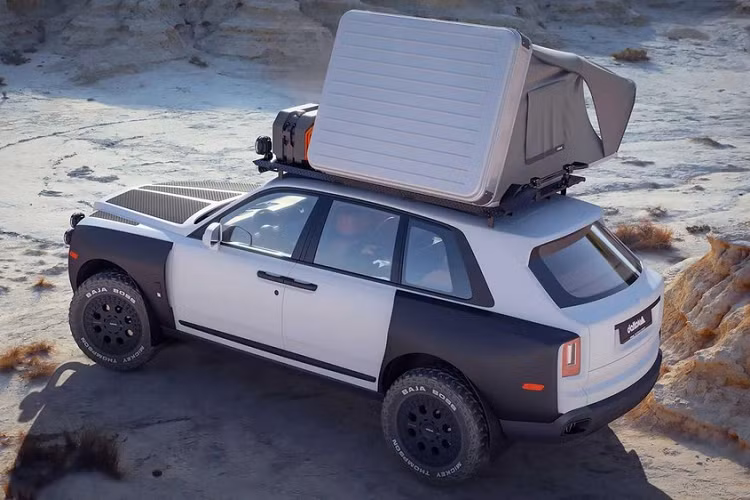 Ngoài ra, trên giá đỡ còn có một cái lều, vì vậy chủ xe có thể tận hưởng một đêm ngủ trên chiếc Cullinan của mình. Không dễ nhìn thấy trong các bức cảnh ở đây, nhưng chiếc xe cũng được bổ sung thêm nhiều tấm bảo vệ dưới gầm dành cho những phụ tùng máy móc quan trọng,