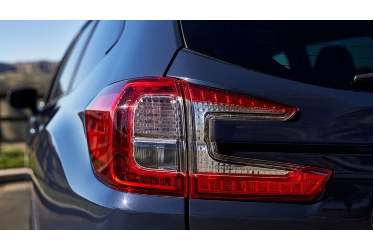 Ngoài ra, Ascent Onyx Edition Limited trang bị còn có khay đựng cốc hàng ghế trước có đèn phát sáng, rèm che nắng cho hàng ghế thứ 2, định vị GPS và màn hình giám sát toàn cảnh 360 độ...