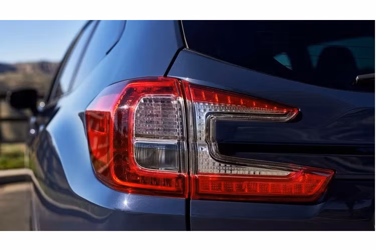 Ngoài ra, Ascent Onyx Edition Limited trang bị còn có khay đựng cốc hàng ghế trước có đèn phát sáng, rèm che nắng cho hàng ghế thứ 2, định vị GPS và màn hình giám sát toàn cảnh 360 độ...