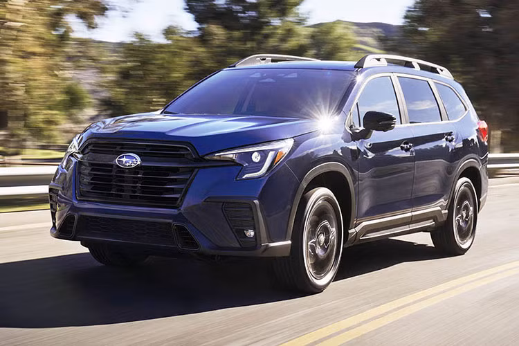 Các chi tiết trên Ascent Touring sử dụng chất liệu gỗ, đèn viền nội thất ambient light và cửa sổ trời toàn cảnh panoramic. Tất cả phiên bản Subaru Ascent 2023 đều dùng chung động cơ 2.4L, tăng áp 4 xi lanh thẳng hàng cho công suất 260 mã lực và mô-men xoắn 375Nm. Đi kèm vẫn là hộp số vô cấp CVT và hệ dẫn động bốn bánh toàn thời gian S-AWD.