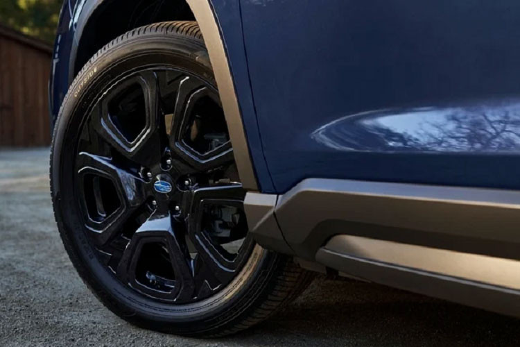 Phiên bản Ascent Limited với giá từ 41.495 USD (970 triệu đồng). Đây là phiên bản cận cao cấp với thiết kế gần giống phiên bản Onyx Edition Limited, nhưng màu sắc có phần tươi sáng hơn. Ghế ngồi sử dụng chất liệu da đục lỗ và có thêm hệ thống sưởi cho hàng ghế thứ hai. Các chi tiết ốp da bên trong có thêm đường chỉ nổi màu bạc, cùng với hệ thống phanh tự động khi lùi.