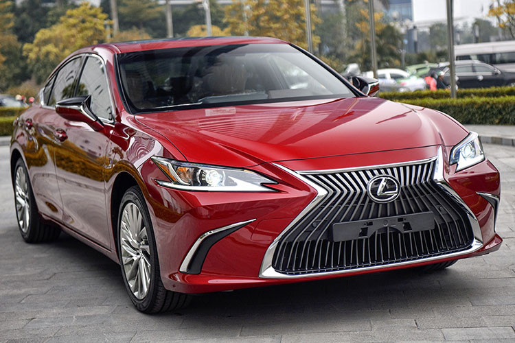 Trong một buổi phỏng vấn với báo chí hồi đầu tháng 6 năm nay, ông Koaichi Suga - Giám đốc thiết kế Lexus chia sẻ họ vẫn sẽ giữ lại thiết kế mặt ca lăng mang tính biểu tượng, tuy nhiên hãng phải tìm ra sự cân bằng mới trong kích thước, thiết kế tản nhiệt trên xe điện trong tương lai.