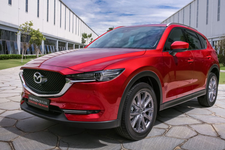 Xếp ngay sau Hyundai Tucson là Mazda CX-5 với kết quả 613 xe trong tháng 7. Với sự nâng cấp mạnh mẽ của những mẫu xe Hàn, có vẻ như CX-5 đang dần hết "hot" trên thị trường Việt.