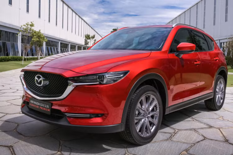 Xếp ngay sau Hyundai Tucson là Mazda CX-5 với kết quả 613 xe trong tháng 7. Với sự nâng cấp mạnh mẽ của những mẫu xe Hàn, có vẻ như CX-5 đang dần hết "hot" trên thị trường Việt.